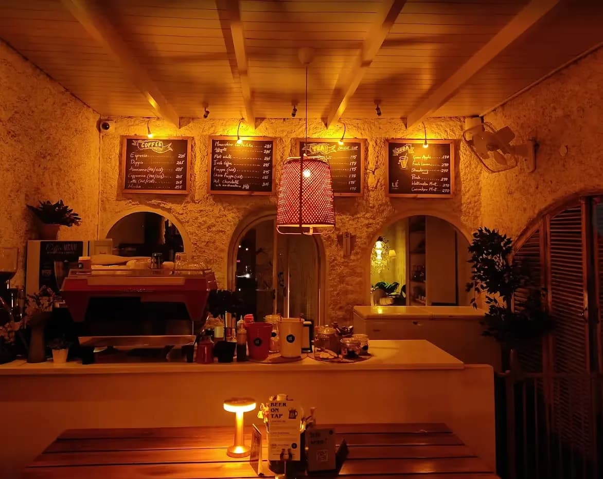 Lé Vantage Cafe & Bar, photograph 5