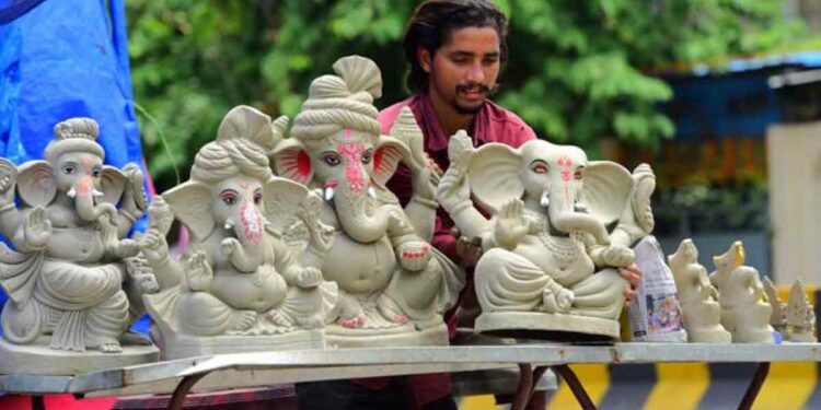 HMDA to distribute 1 lakh eco-friendly Ganesh idols