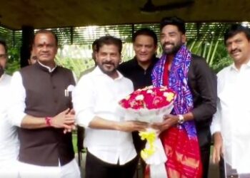 Mohammed Siraj meets Telangana Chief Minister Revanth Reddy